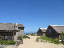 cabañas en la entrada a la playa de aguas dulces