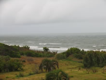 foto de un dia nublado y el mar agitado