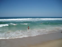 turista bañandose en el oceano