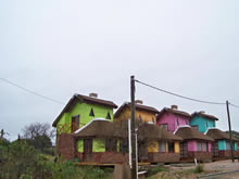 cabañas coloridas de punta del diablo