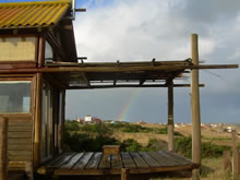 cabaña con arco iris de fondo