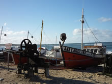 barcos pesqueros en la playa de punta del diablo