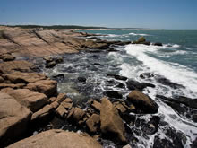 foto de rocas en el mar