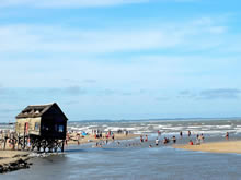 turistas en la playa de valizas